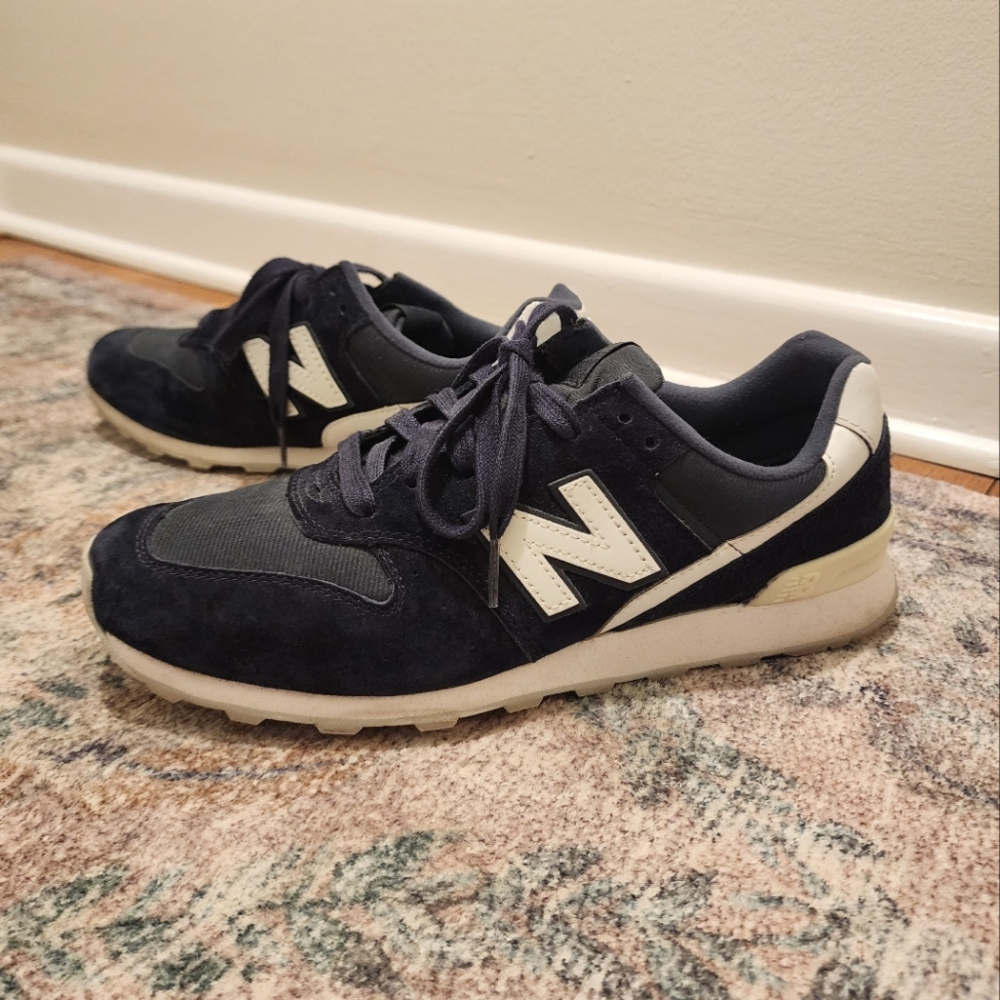 New Balance Women's Navy Blue 696 Sneakers, size 10